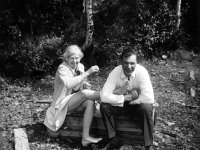 Vuokko ja Antero Salminen  Juokslahden Saarijärven rannassa